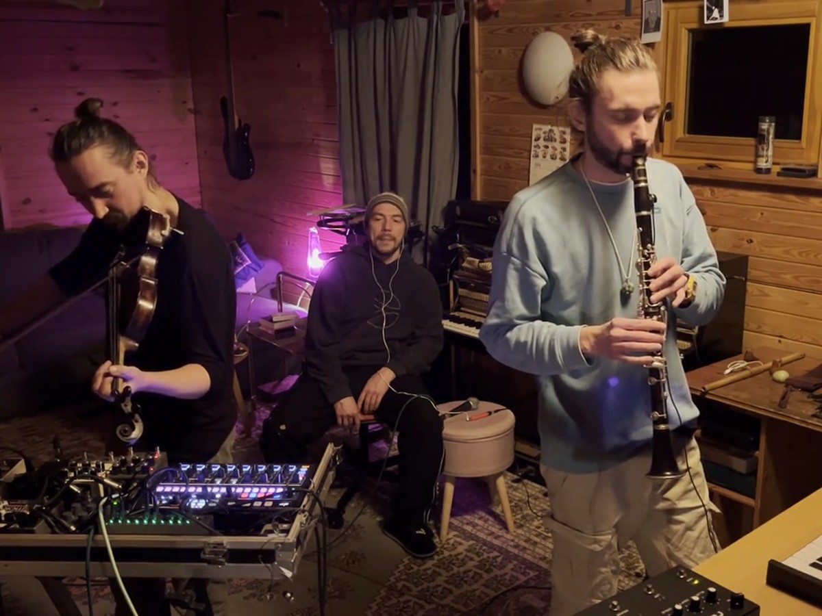 Mateusz Adamczyk on violin and Vova on clarinet in the cabin in Skubianka